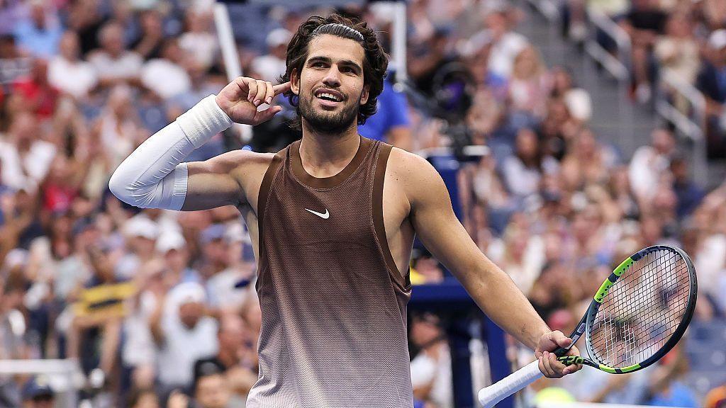 2026年美国公开赛结果:卡洛斯·阿尔卡拉斯在单打回归中击败罗曼·萨菲乌林 - 卫冕冠军表现如何?